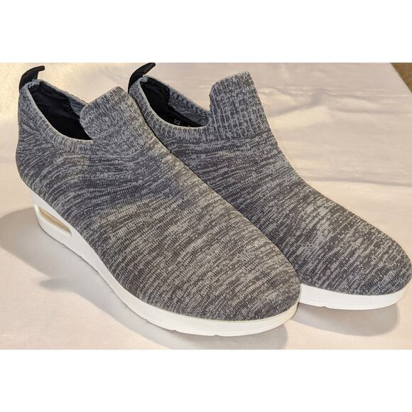 DKNY Women's ANGIE Slip-On Low Wedge Lightweight Sneakers Gray White Size 9 GUC - Picture 1 of 8